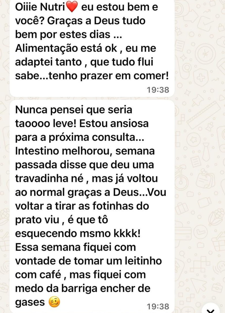 Nutricionista Vanessa Soares sorrindo em seu consultório